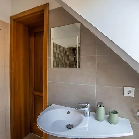 Oszter Udvarhaz Kekkut