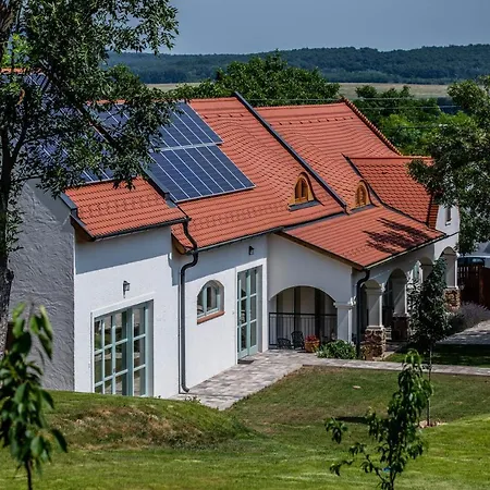 Oszter Udvarhaz Apartmán