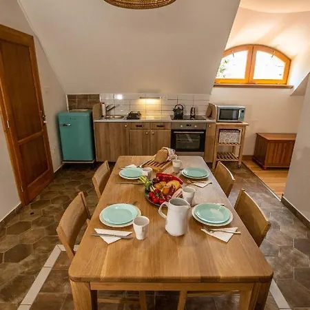 아파트 Oszter Udvarhaz Kekkut