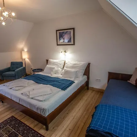 Oszter Udvarhaz * Kekkut