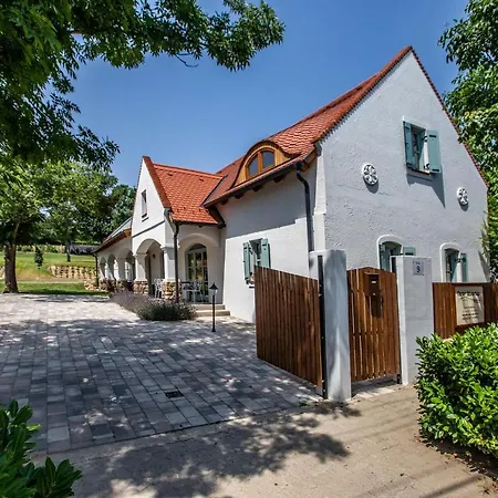 Oszter Udvarhaz * Kekkut