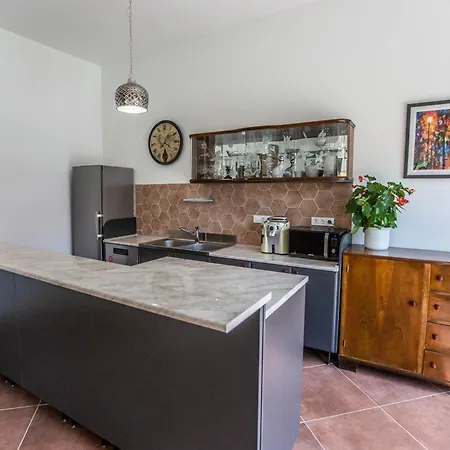 Oszter Udvarhaz * Kekkut