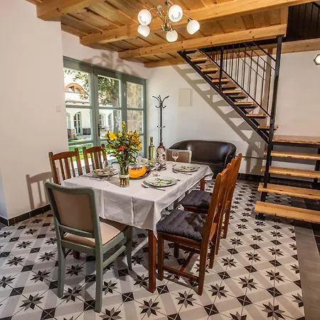 아파트 Oszter Udvarhaz Kekkut