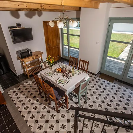 Oszter Udvarhaz Kekkut