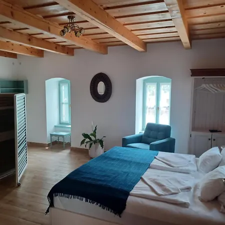 Oszter Udvarhaz Apartment Kekkut
