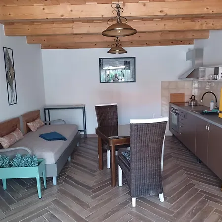 아파트 Oszter Udvarhaz Kekkut